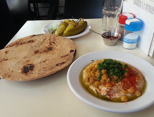 חומוס עם מצה תימנית באבו דאבי