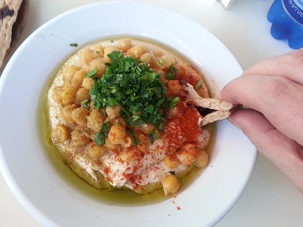 חומוס מנוגב במצה תימנית
